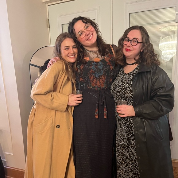 Meet your Posher, Leah - Picture 2 of 2